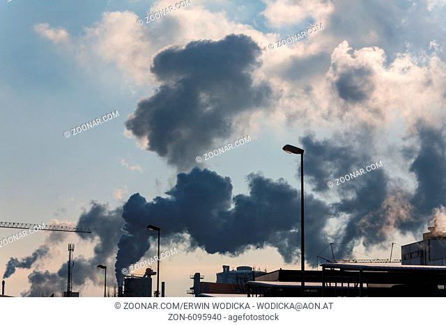 Schlot eines Industriebetriebes mit Rauch. Symbolfoto für Umweltschutz und Ozon