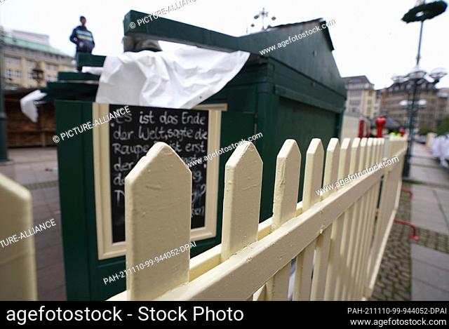 10 November 2021, Hamburg: A fence is erected around the Roncalli Christmas Market at the Rathausmarkt. The market takes place from 22 November to 22 December...