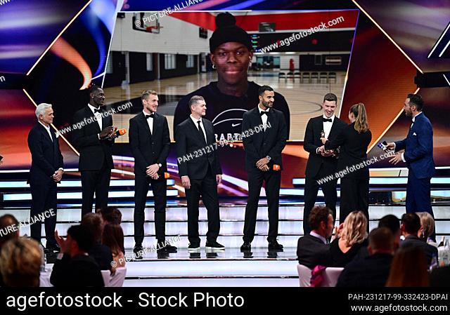 17 December 2023, Baden-Württemberg, Baden-Baden: Gala for the Athlete of the Year award at the Kurhaus in Baden-Baden. Members of the national basketball team...