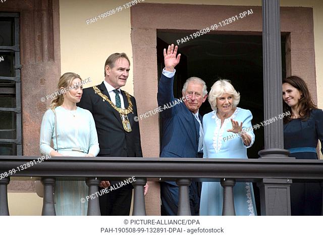 08 May 2019, Saxony, Leipzig: The British heir to the throne Prince Charles and his wife Camilla (M) stand with Burkhard Jung (2nd from left)