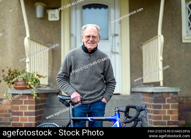 22 January 2021, Saxony-Anhalt, Heyrothsberge: Gustav-Adolf ""Täve"" Schur is standing in the garden in front of his house with his racing bike with ""Täve""...