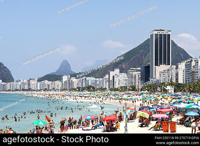 17 January 2023, Brazil, Rio de Janeiro: People enjoy a day on Copacabana beach in high temperatures. On Sunday, the so-called felt temperature in the Brazilian...