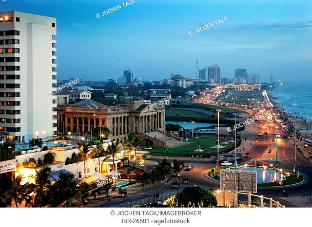 LKA, Sri Lanka : Capital Colombo, City center, GAlle Face Drive, Prommenade at the Indian Ocean. Business district