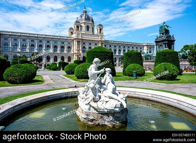 Das Naturhistorische Museum mit einer kleinen Skulptur in Wien, Österreich