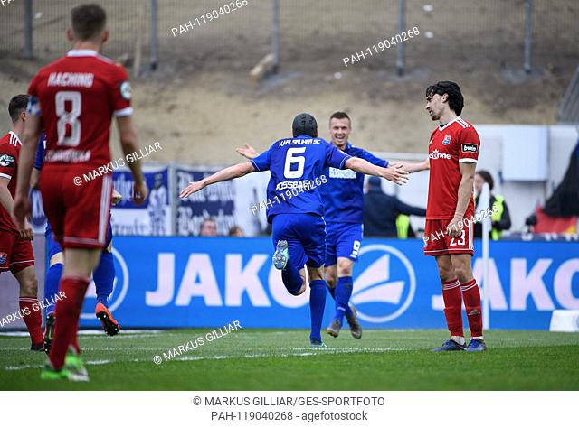 jubilation 2: 0: Goalscorer Damian Rossbach (KSC) is pleased with the preparer Marvin Pourie (KSC). Markus Schwabl (SpVgg Unterhaching) frustrated (r