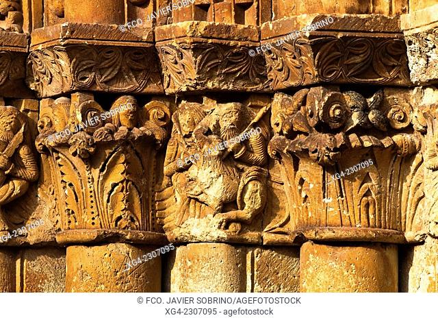 Capiteles en la portada de la iglesia románica de San Pedro – Moarves de Ojeda – Palencia – Castilla León - España - Europa