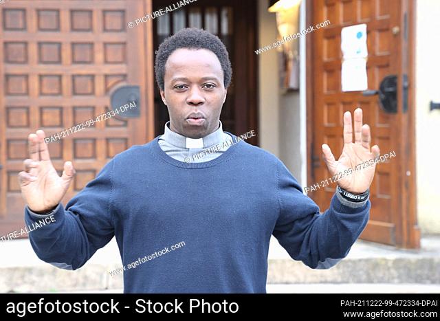 PRODUCTION - 19 December 2021, Thuringia, Weimar: Jean-Francois Uwimana, a priest from Rwanda, raps the Gospel in front of St. Boniface Church
