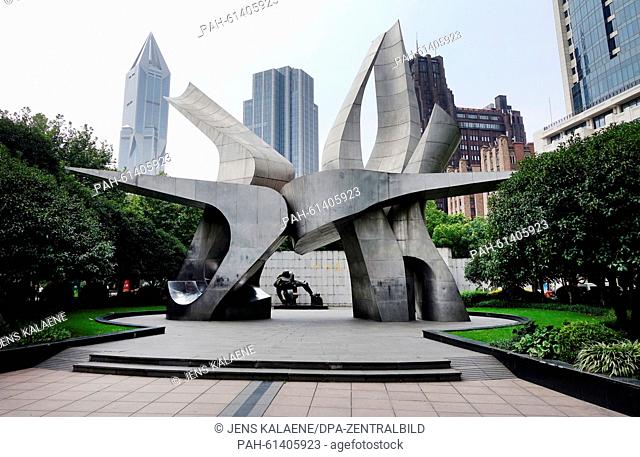 The People's Square and a sculpture in Shanghai, China, 01 September 2015. Photo: Jens Kalaene | usage worldwide. - Shanghai/China