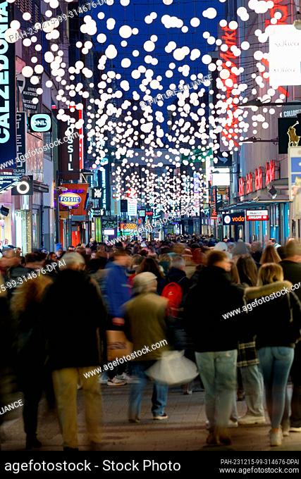 PRODUCTION - 15 December 2023, North Rhine-Westphalia, Cologne: Shoppers walk through the shopping mile on Hohe Strasse. Photo: Henning Kaiser/dpa - ATTENTION:...