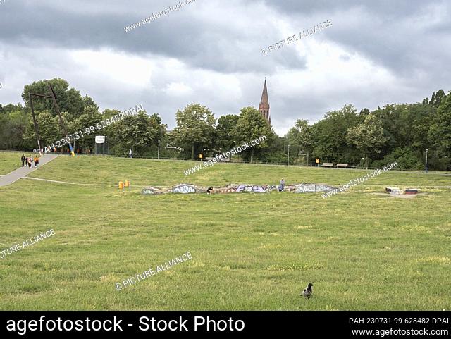 31 July 2023, Berlin: Only a few people are out and about in Görlitzer Park. The green space in Kreuzberg is always a source of discussion