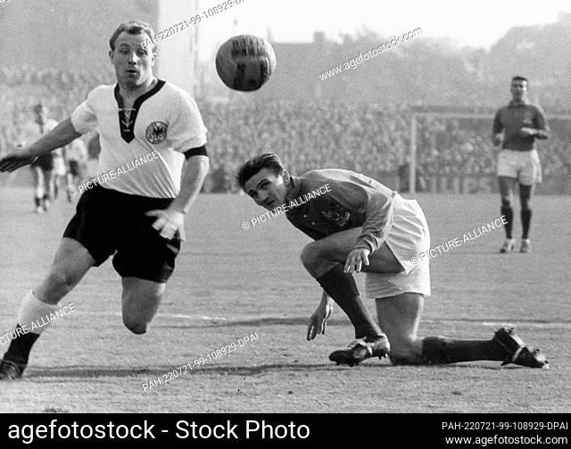 FILED - 26 October 1958, France, Paris: German striker Uwe Seeler (l) heads towards the opponents' goal past French counterpart Yvon Douis during an...