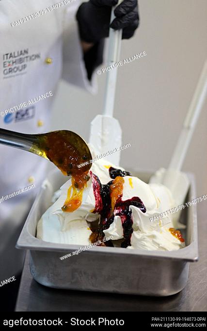 26 November 2021, Saxony-Anhalt, Wernigerode: Finished ice cream is garnished in a container at Claudia Trotta's ice cream café