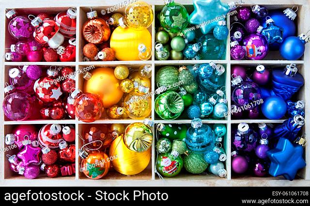 Verschiedene Christbaumkugeln in bunten Farben zu Weihnachten