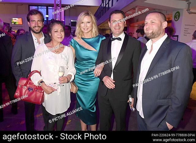 23 June 2022, Bavaria, Munich: Actresses Ankie Lau-Beilke (2nd from left) and Veronika Ferres (3rd from left) show off with three men at the Filmfest in the...