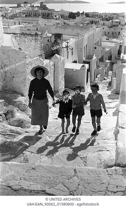 Griechenland, Greece - Eine Frau steigt mit drei Jungen eine Treppe in einer Kleinstadt in Griechenland hinauf, 1950er Jahre