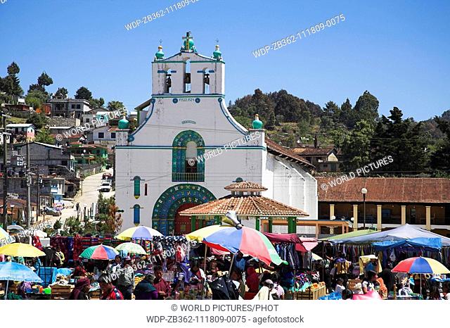 Iglesia de San Juan Bautista and market, San Juan Chamula, near San Cristobal de las Casas, Chiapas, Mexico Date: 02 04 2008 Ref: ZB362-111809-0075 COMPULSORY...