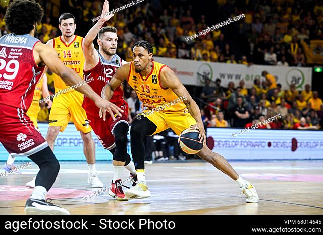 Antwerp's Ferdinand Zylka and Oostende's Tre'Shawn Thurman pictured in action during a basketball match between BC Oostende and Antwerp Giants