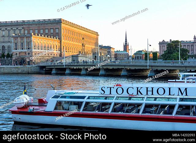 Sweden, Stockholm, old town, royal castle, Riddarholmskyrkan, sightseeing boat with lettering Stockholm