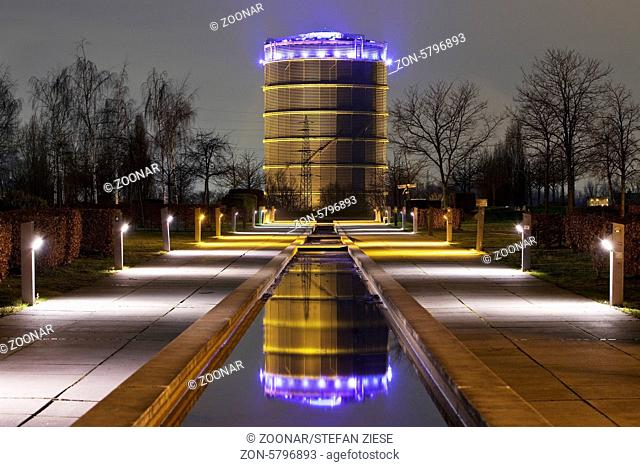 Der illuminierte Gasometer waehrend der blauen Stunde, Oberhausen, Ruhrgebiet, Nordrhein-Westfalen, Deutschland, Europa