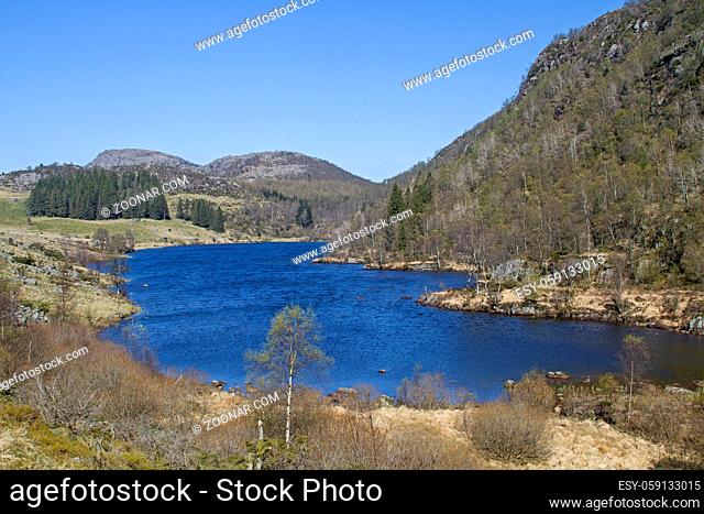 Einsamer Bergsee bei Vikesa im norwegischem Rogaland