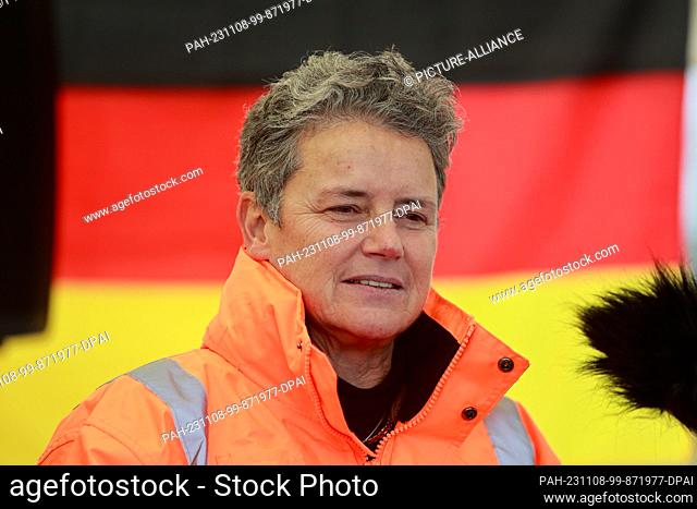 08 November 2023, Saxony-Anhalt, Ohrsleben: Infrastructure Minister Lydia Hüskens welcomes the participants of a planting campaign in Ohrsleben on the former...