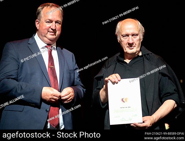 21 June 2021, Lower Saxony, Cuxhaven: Uwe Santjer (l), Lord Mayor of Cuxhaven, and Herman van Veen, Dutch composer and songwriter