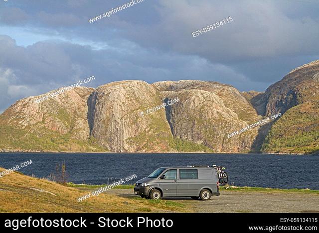 Fjord Osen ist ein kleiner Fjordarm in der gleichnamigen Gemeinde. Der Meeresarm wird von mächtigen Bergen umgeben
