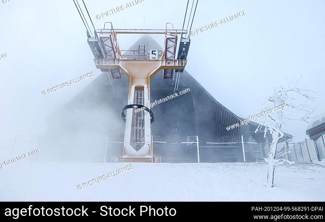 02 December 2020, Saxony, Oberwiesenthal: A gondola of the Fichtelberg suspension railway is located in the top station. In no other federal state the corona...