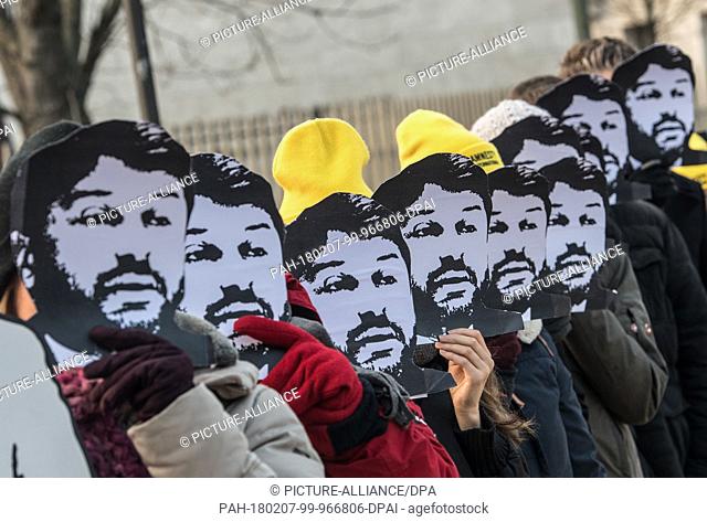 dpatop - Activists from the human rights organisation Amnesty International wearing masks with the likeness of T. Kilic and standing in front of the Turkish...