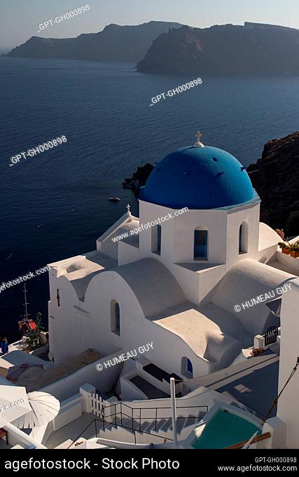 OIA, ORTHODOX CHAPEL WITH VOLCANOES IN THE BACKGROUND, SANTORINI, GREEK ISLE, TYPICAL AND ROMANTIC HIKE, GREECE