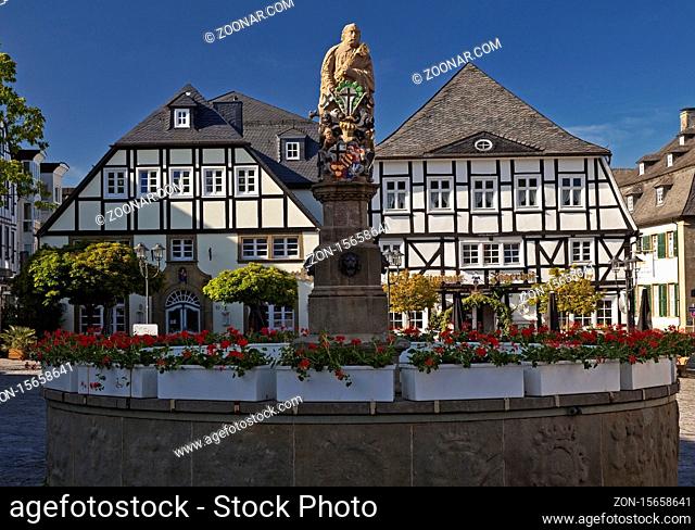 Petrusbrunnen auf dem Marktplatz, Brilon, Sauerland, Nordrhein-Westfalen, Deutschland, Europa