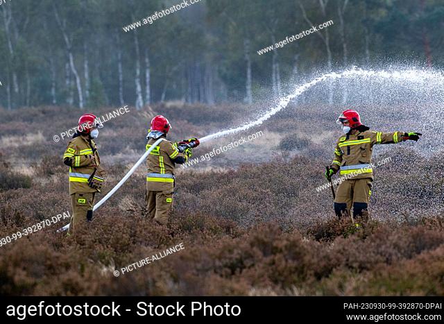 30 September 2023, Mecklenburg-Western Pomerania, Torgelow: Polish firefighting and civil protection units extinguish a forest fire during an exercise to...