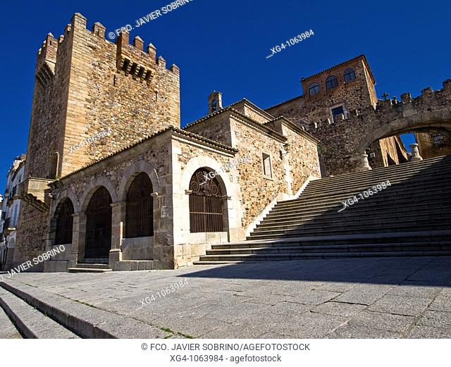 Torre de Bujaco o Torre Nueva, Ermita de la Paz y Arco de la Estrella, entrada a la Ciudad Monumental de Cáceres, Patrimonio de la Humanidad - Extremadura -...