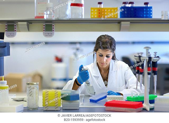 Researcher handling DNA samples, Biotechnology Laboratory, Health Area, Alava Technology Park, Technology Centre, Tecnalia Research & Innovation, Miñano, Araba