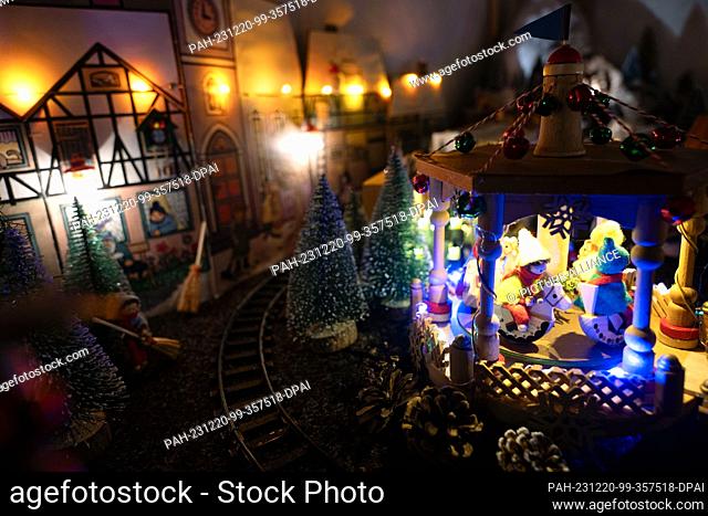 PRODUCTION - 05 December 2023, Bavaria, Coburg: A carousel makes its rounds in the middle of a miniature Christmas market