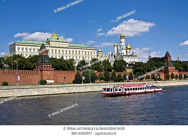 Moscow Kremlin with the Grand Kremlin Palace, Cathedral of the Archangel, Cathedral of the Annunciation, excursion boat with tourists on the Moskva River