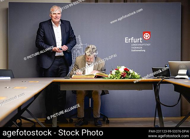 23 November 2023, Thuringia, Erfurt: The Lord Mayor of the City of Erfurt, Andreas Bausewein (SPD), with Reinhold Messner