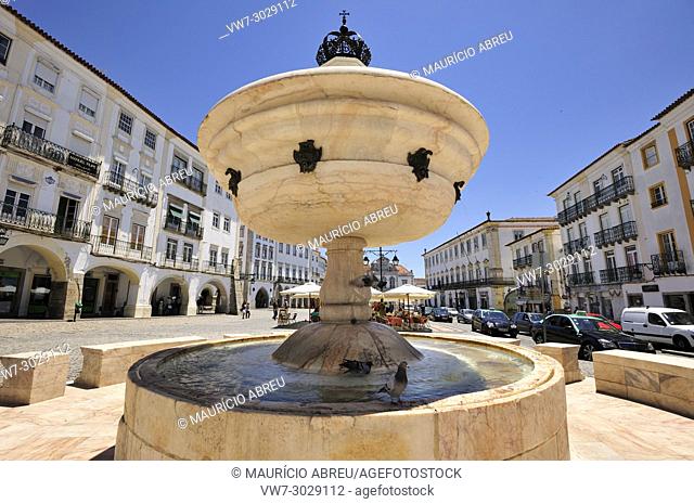 White marble fountain dating back to the 16th century. Praca do Giraldo, a Unesco World Heritage Site. Evora, Portugal