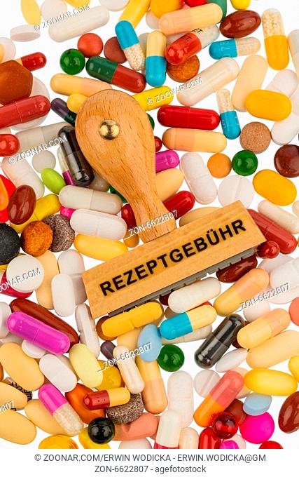 Stempel auf Bunten Tabletten, Symbolfoto für Medikamente, Rezeptpflicht und Zuzahlung