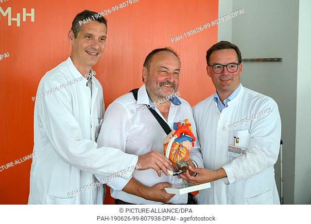 26 June 2019, Lower Saxony, Hanover: Günes Dogan (l-r), senior physician at the Clinic for Cardiothoracic, Thoracic, Transplantation and Vascular Surgery at...