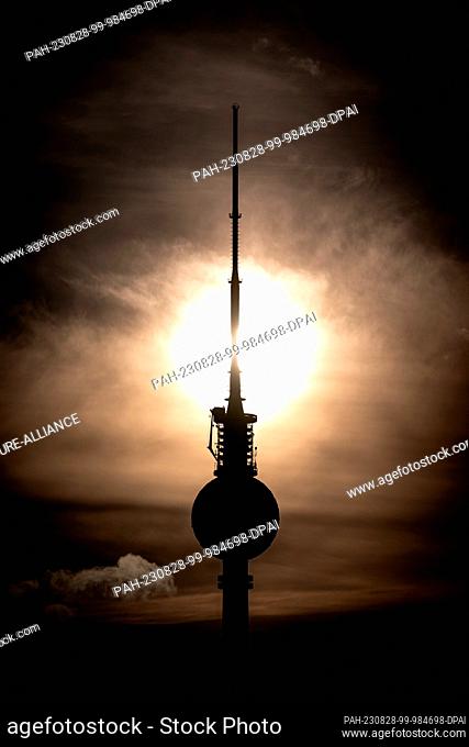 28 August 2023, Berlin: The sun rises behind the Berlin TV tower. Photo: Fabian Sommer/dpa. - Berlin/Berlin/Germany