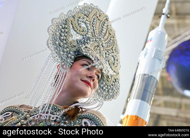 RUSSIA, MOSCOW - NOVEMBER 16, 2023: A woman wears a kokoshnik at a stand of the Tual Region during the Russia Expo international exhibition and forum at the...