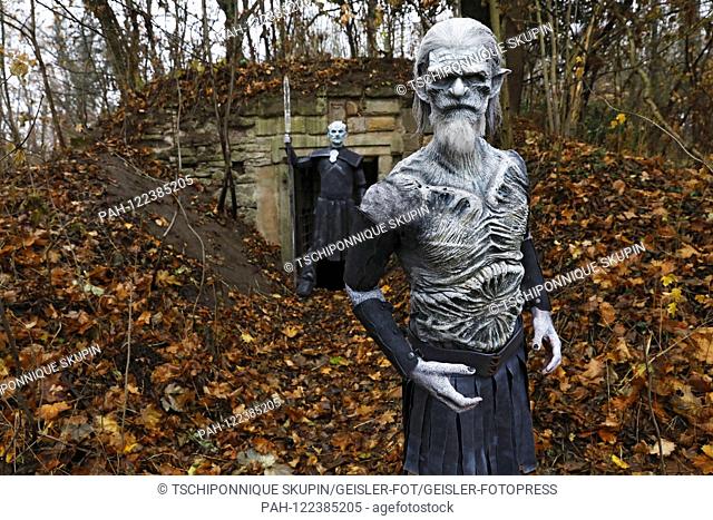 GEEK ART - Bodypainting meets SciFi, Fantasy and more: 'Game of Thrones' Photoshooting with Paul as aftertkonig and goalben as White Wanderer in the ruin of...