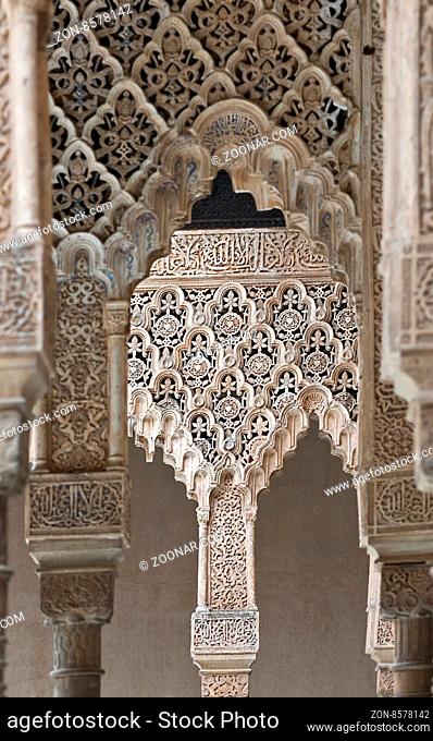 Detail der Sebka Dekoration, Stilelement der nasridischen Architektur, im Löwenhof des Nasridenpalastes, UNESCO Weltkulturerbe, Ahambra, Granada, Andalusien