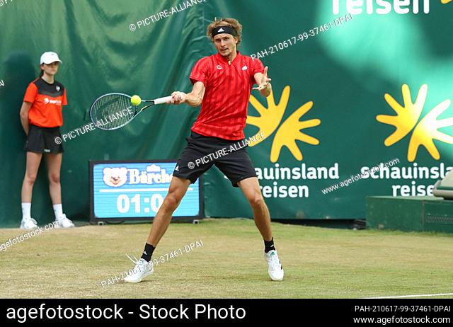 17 June 2021, North Rhine-Westphalia, Halle: Tennis: ATP Tour Singles, Men, Round of 16, Zverev (Germany) - Humbert (France)