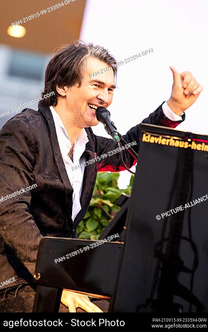 15 September 2021, Bremen: Bremen-born composer Mark Scheibe will lead the evening on the piano. At the open-air concert ""Singing Balconies""