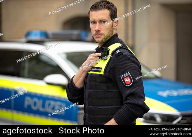 24 January 2020, Lower Saxony, Osnabrück: Police superintendent Patrik Pieper operates one of the new body cams of the Osnabrück police headquarters