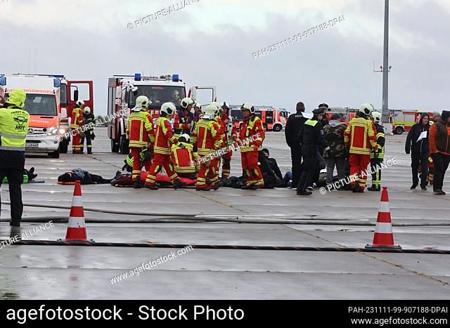 11 November 2023, Thuringia, Erfurt: Rescue workers transport extras during an emergency exercise at Erfurt-Weimar Airport