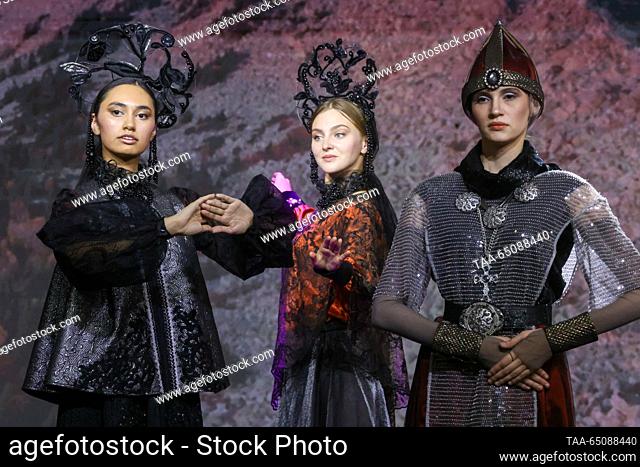RUSSIA, MOSCOW - 22 de NOVIEMBRE, 2023: Modelos exhiben trajes durante una muestra de trajes étnicos inspirados en los cuentos de Ural y artesanías populares