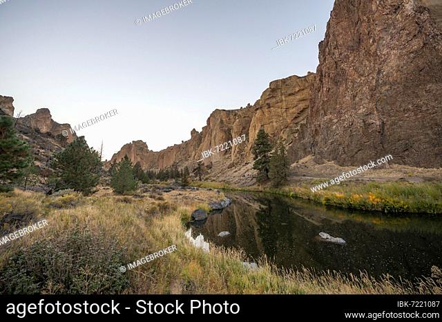 Sunset, course of the Crooked River, rock walls reflected in the river, canyon with rock formations, The Red Wall, Smith Rock State Park, Oregon, USA